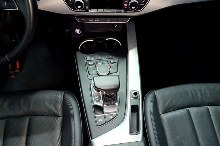 Used Audi A5 2017 Sportback 45 TFSI Fashion Model Gear Lever