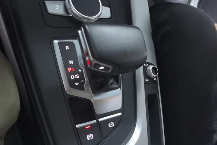 Used Audi A5 2017 Coupe 45 TFSI quattro Sport Edition Gear Lever