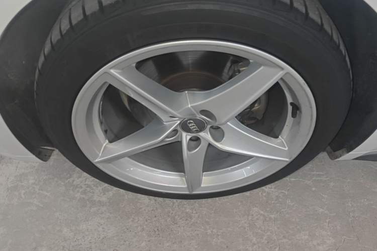 Used Audi A5 2017 Sportback 40 TFSI Fashion Model Left Front Wheel Hub