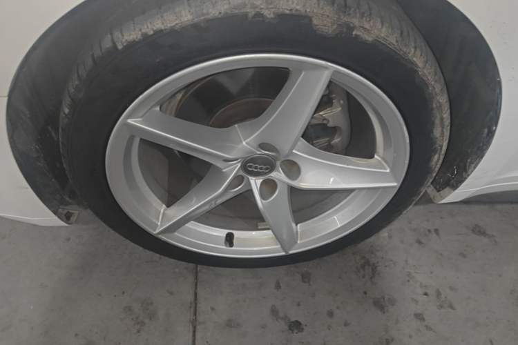Used Audi A5 2017 Sportback 40 TFSI Fashion Model Left Front Wheel Hub