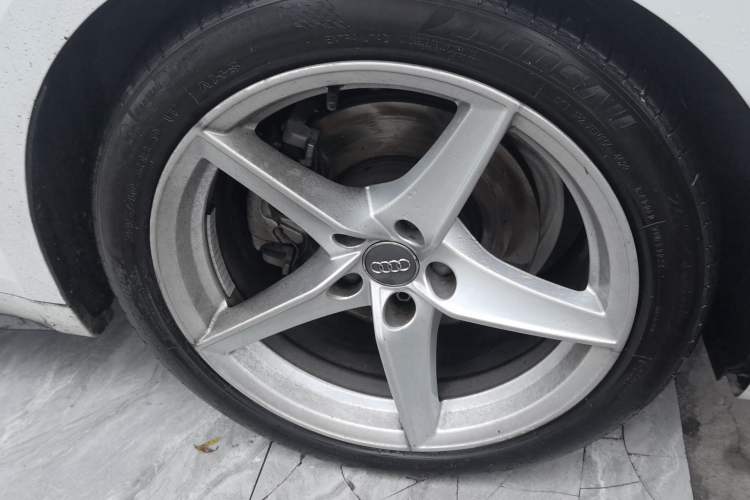 Used Audi A5 2017 Sportback 40 TFSI Fashion Model Right Front Wheel Hub