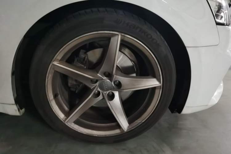 Used Audi A5 2017 Sportback 40 TFSI Fashion Model Right Front Wheel Hub