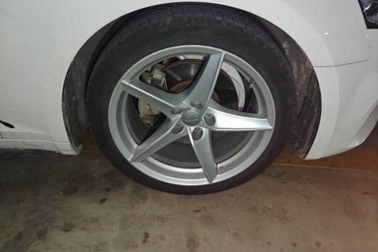 Used Audi A5 2017 Sportback 40 TFSI Fashion Model Right Front Wheel Hub