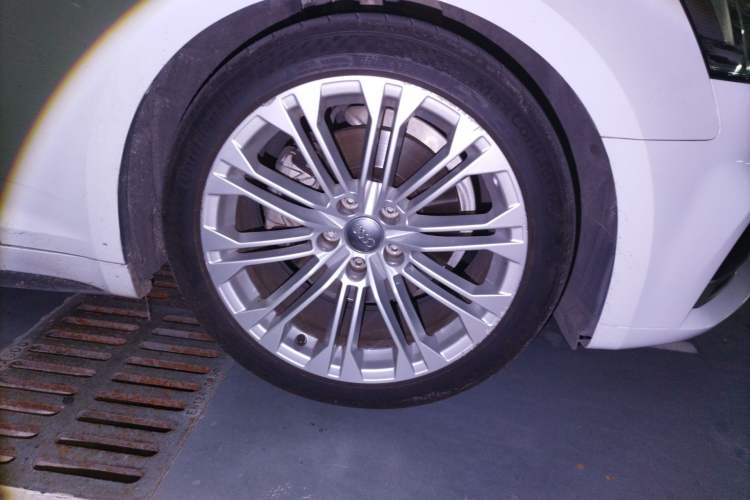 Used Audi A5 2017 Sportback 40 TFSI Fashion Model Right Front Wheel Hub