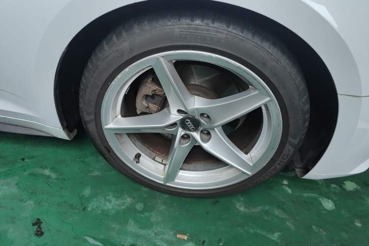 Used Audi A5 2017 Sportback 40 TFSI Fashion Model Right Front Wheel Hub