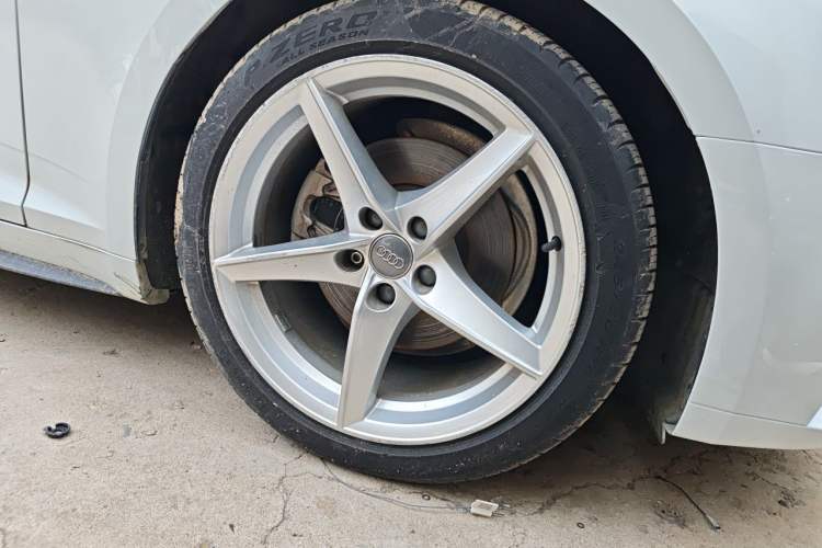 Used Audi A5 2017 Coupe 40 TFSI Fashion Model Right Front Wheel Hub