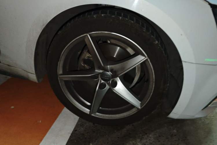 Used Audi A5 2017 Sportback 40 TFSI Fashion Model Right Front Wheel Hub