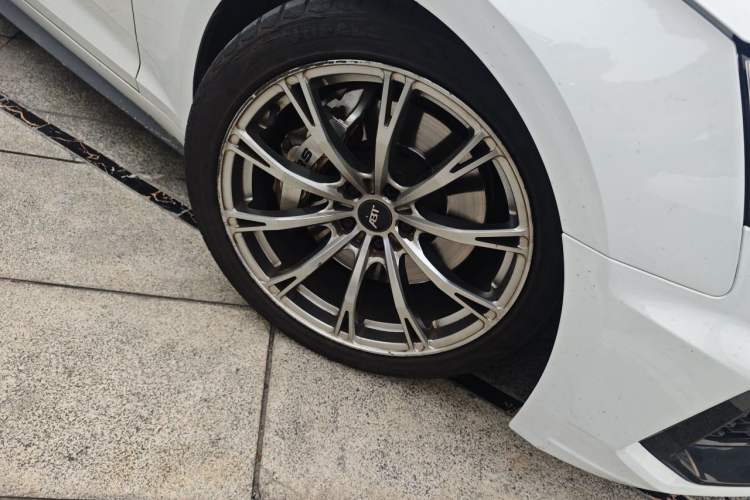 Used Audi A5 2017 Sportback 40 TFSI Fashion Model Right Front Wheel Hub