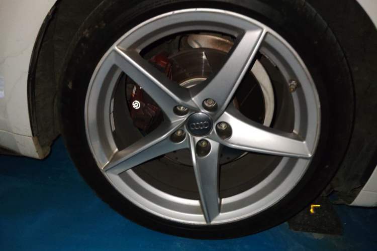 Used Audi A5 2017 Cabriolet 40 TFSI Fashion Model Right Front Wheel Hub