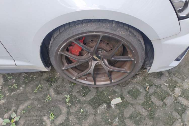 Used Audi A5 2017 Sportback 40 TFSI Fashion Model Right Front Wheel Hub