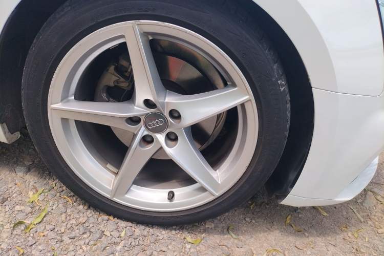 Used Audi A5 2017 Coupe 40 TFSI Fashion Model Right Front Wheel Hub