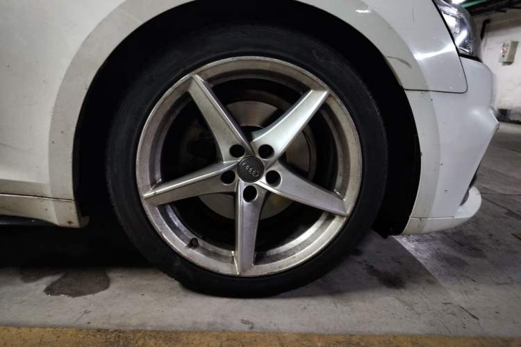 Used Audi A5 2017 Sportback 40 TFSI Fashion Model Right Front Wheel Hub