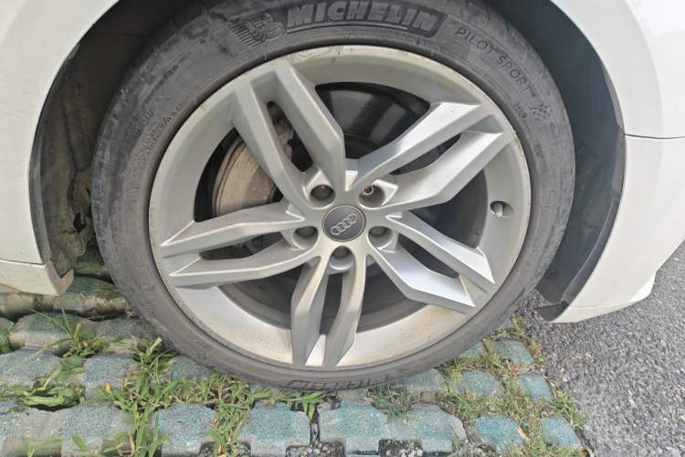 Used Audi A5 2017 Sportback 45 TFSI Fashion Model Right Front Wheel Hub