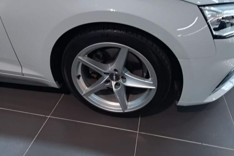 Used Audi A5 2017 Sportback 40 TFSI Fashion Model Right Front Wheel Hub