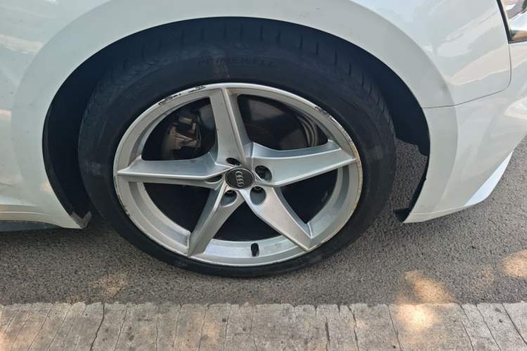 Used Audi A5 2017 Coupe 40 TFSI Fashion Model Right Front Wheel Hub