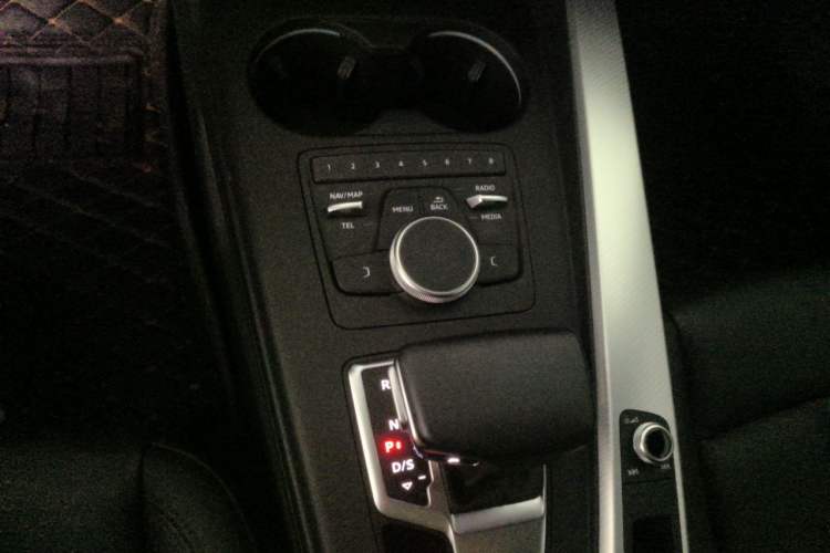 Used Audi A5 2019 Coupe 40 TFSI Fashion Edition China V Emission Standard Gear Lever