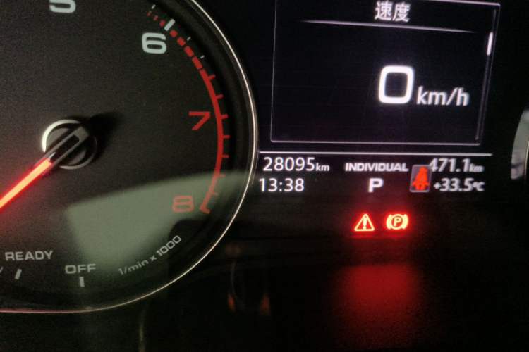 Used Audi A5 2019 Coupe 40 TFSI Fashion Edition China V Emission Standard Odometer Close Up