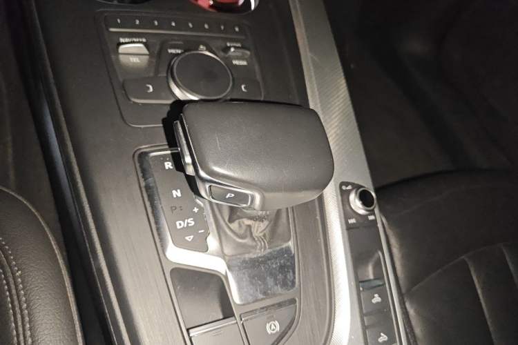 Used Audi A5 2019 Cabriolet 40 TFSI Fashion Edition China V Gear Lever