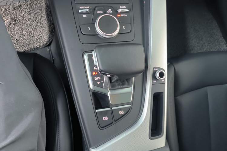 Used Audi A5 2019 Sportback 40 TFSI Fashion Model Gear Lever