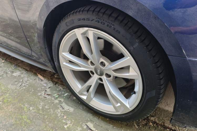 Used Audi A5 2019 Sportback 40 TFSI Fashion Model Right Front Wheel Hub