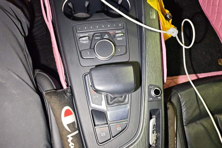 Used Audi A5 2019 Coupe 40 TFSI Fashion Edition China V Emission Standard Gear Lever