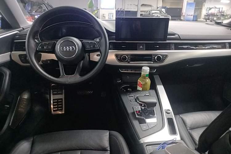 Used Audi A5 2019 Sportback 40 TFSI Fashion Model Center Console