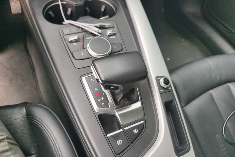 Used Audi A5 2019 Coupe 40 TFSI Fashion Edition China V Emission Standard Gear Lever