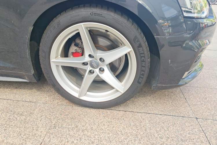 Used Audi A5 2019 Sportback 40 TFSI Fashion Model Right Front Wheel Hub