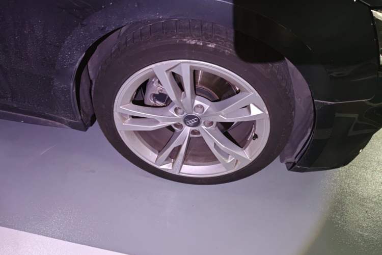 Used Audi A5 2019 Sportback 40 TFSI Fashion Model Right Front Wheel Hub