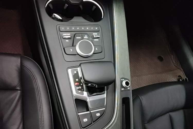 Used Audi A5 2019 Coupe 40 TFSI Fashion Edition China V Emission Standard Gear Lever