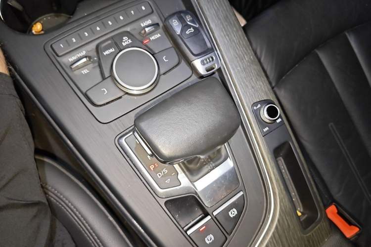 Used Audi A5 2019 Coupe 40 TFSI Fashion Edition China V Emission Standard Gear Lever