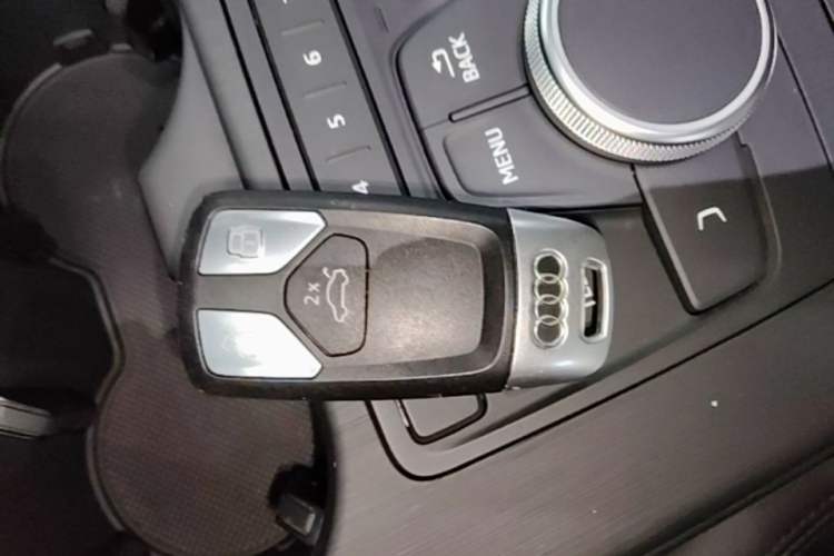 Used Audi A5 2019 Coupe 40 TFSI Fashion Edition China V Emission Standard Vehicle Key