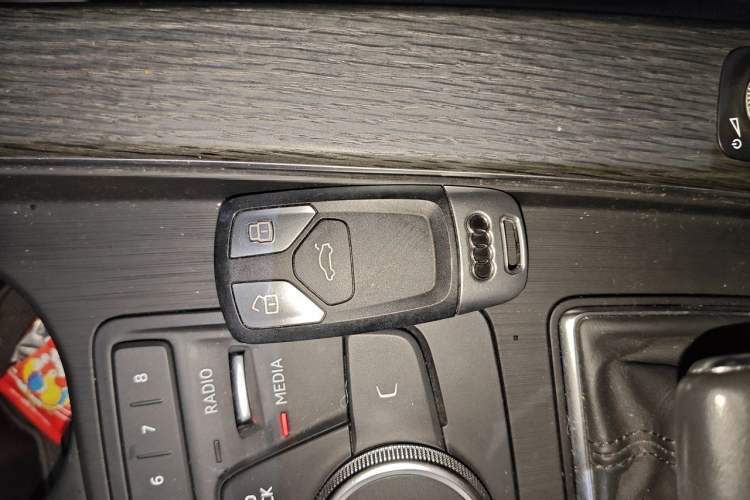 Used Audi A5 2019 Coupe 40 TFSI Fashion Edition China V Emission Standard Vehicle Key