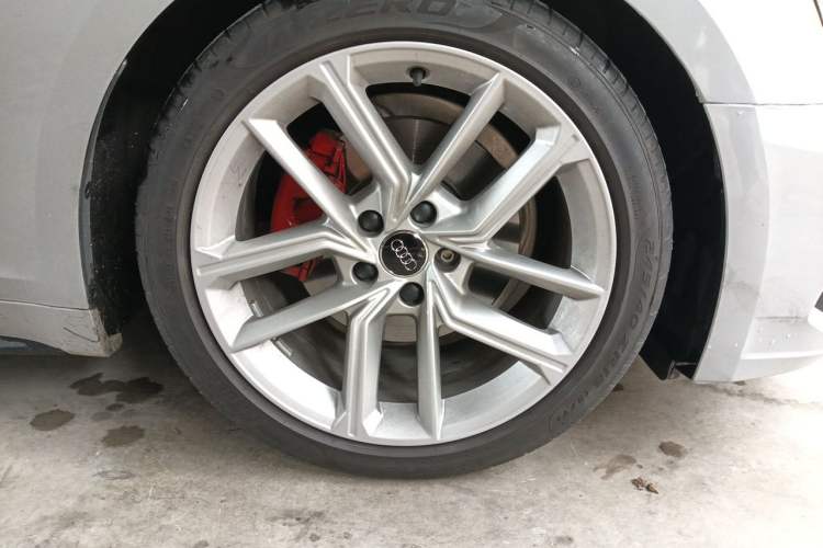 Used Audi A5 2019 Sportback 40 TFSI Fashion Model Right Front Wheel Hub