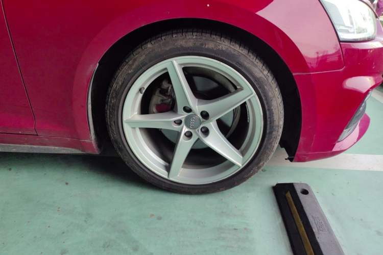 Used Audi A5 2019 Sportback 40 TFSI Fashion Model Right Front Wheel Hub