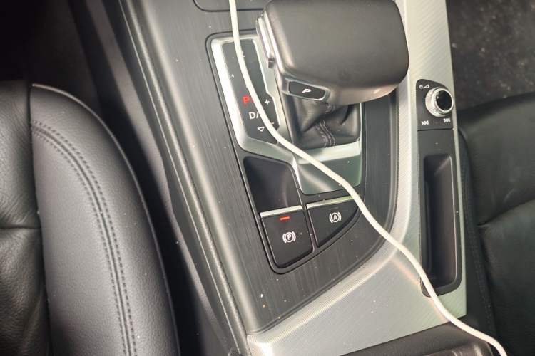 Used Audi A5 2019 Coupe 40 TFSI Fashion Edition China V Emission Standard Gear Lever
