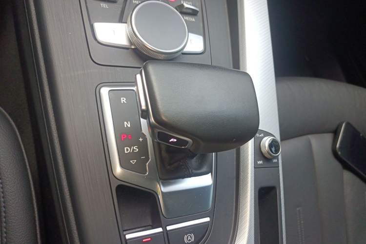 Used Audi A5 2019 Sportback 45 TFSI Fashion Model Gear Lever