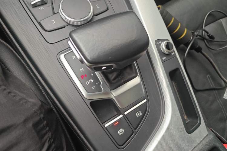 Used Audi A5 2019 Sportback 40 TFSI Fashion Model Gear Lever