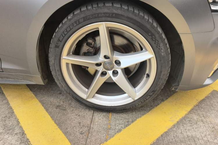 Used Audi A5 2019 Sportback 40 TFSI Fashion Model Right Front Wheel Hub