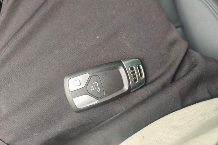 Used Audi A5 2019 Coupe 40 TFSI Fashion Edition China V Emission Standard Vehicle Key