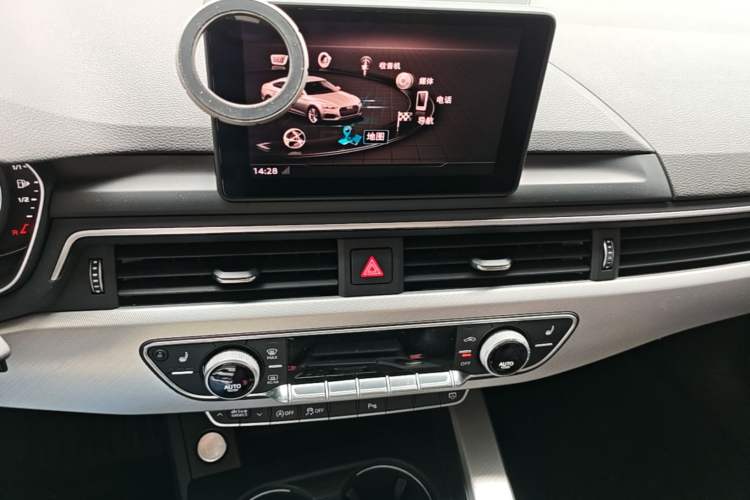 Used Audi A5 2019 Sportback 40 TFSI Fashion Model Audio And AC Panel