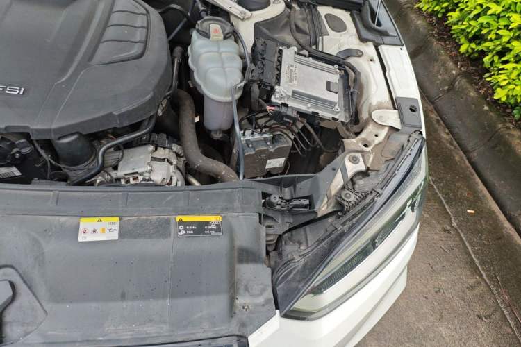 Used Audi A5 2019 Sportback 40 TFSI Fashion Model Engine Bay Left