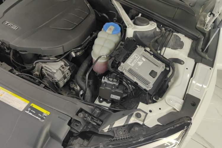 Used Audi A5 2019 Coupe 40 TFSI Fashion Edition China V Emission Standard Engine Bay Left