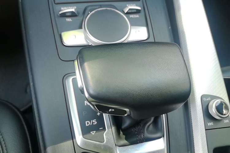 Used Audi A5 2019 Sportback 45 TFSI Fashion Model Gear Lever