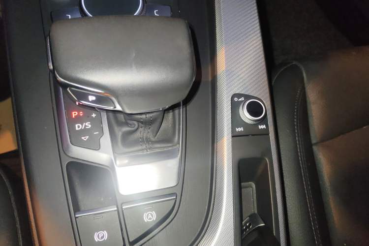 Used Audi A5 2019 Sportback 45 TFSI Fashion Model Gear Lever