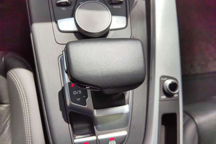 Used Audi A5 2019 Sportback 45 TFSI Fashion Model Gear Lever