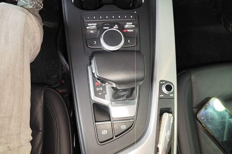 Used Audi A5 2019 Coupe 40 TFSI Fashion Edition China V Emission Standard Gear Lever