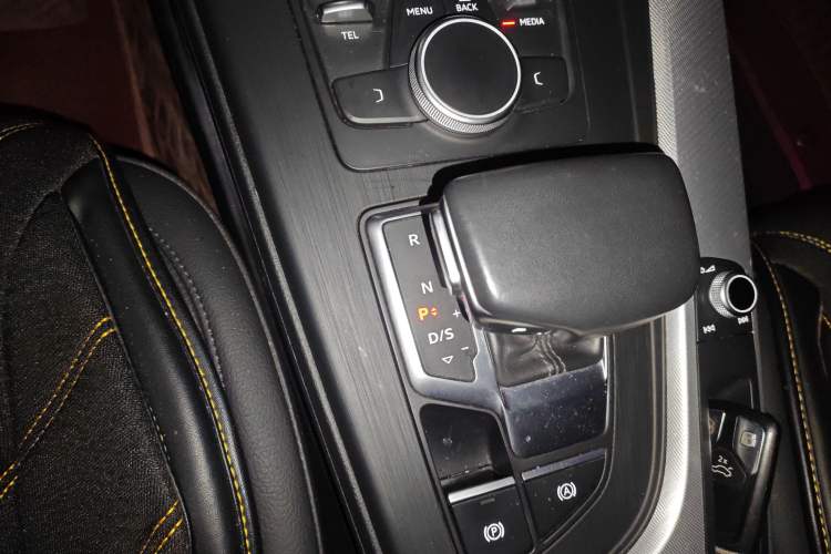 Used Audi A5 2019 Sportback 40 TFSI Fashion Model Gear Lever