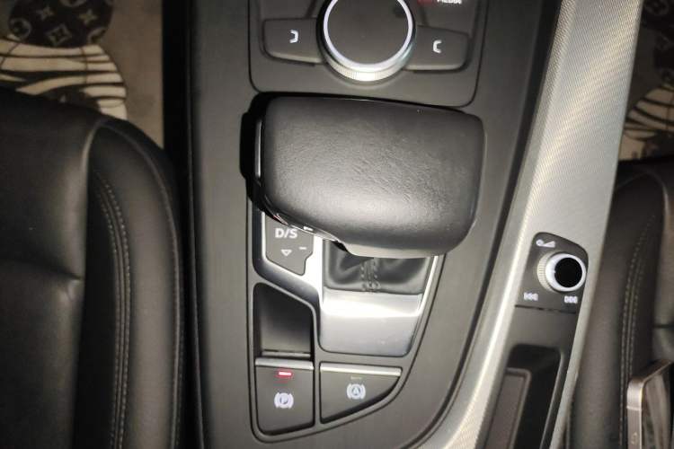 Used Audi A5 2019 Sportback 40 TFSI Fashion Model Gear Lever