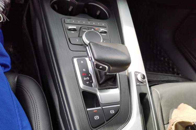 Used Audi A5 2019 Sportback 40 TFSI Fashion Model Gear Lever